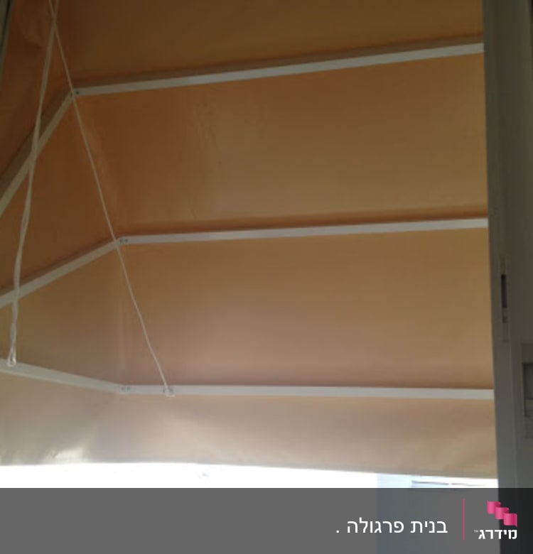 סוכך חום עם מסגרת לבנה וחבלים